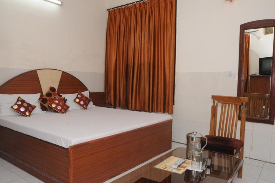 Hotel Surya Palace Chandigarh Ngoại thất bức ảnh